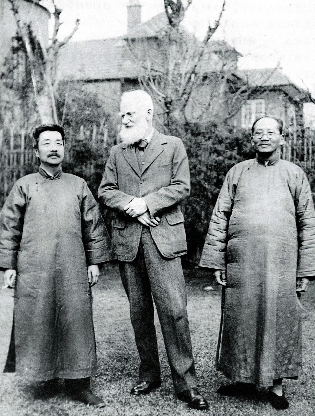 1933年2月17日，上海宋庆龄公寓的庭院，鲁迅（周树人）、乔治·萧伯纳、蔡元培