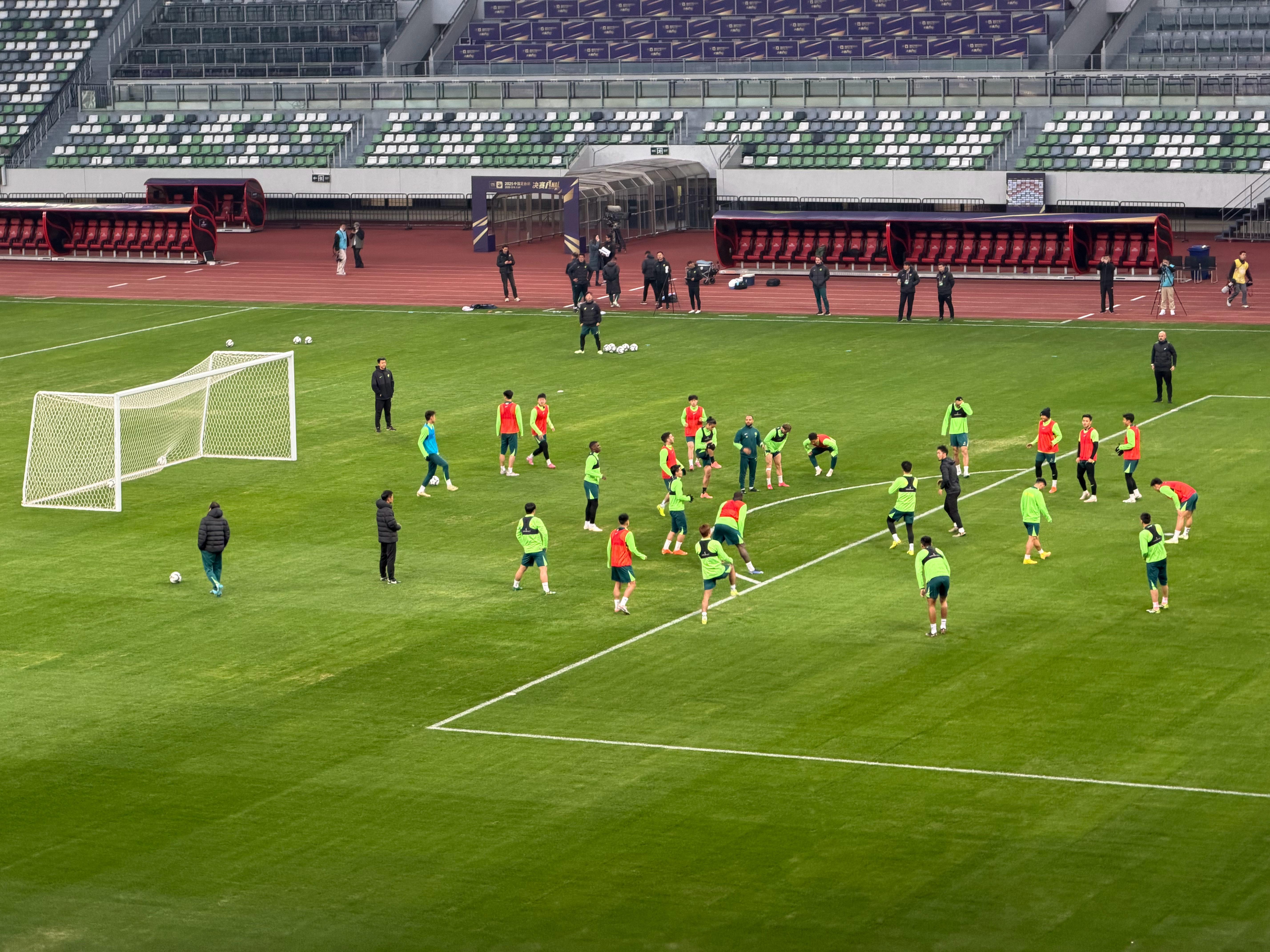北京国安 在苏州奥体进行适应场地训练 