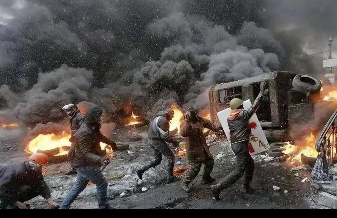 死伤惨重！跨年夜赫尔松咖啡馆遇袭，24死50伤还殃及无辜孩童，这场无人机投下的燃