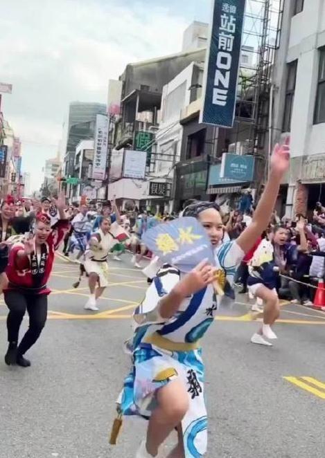 万万没料到，如今岛内出现一种连他们自己都没察觉的风气，岛内已分成了两批人，那就是