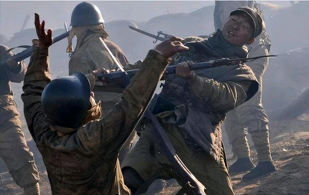 1942年，神枪手王凤麟遭叛徒出卖，被日军围在山上，打到只剩一颗子弹时，他犹豫了