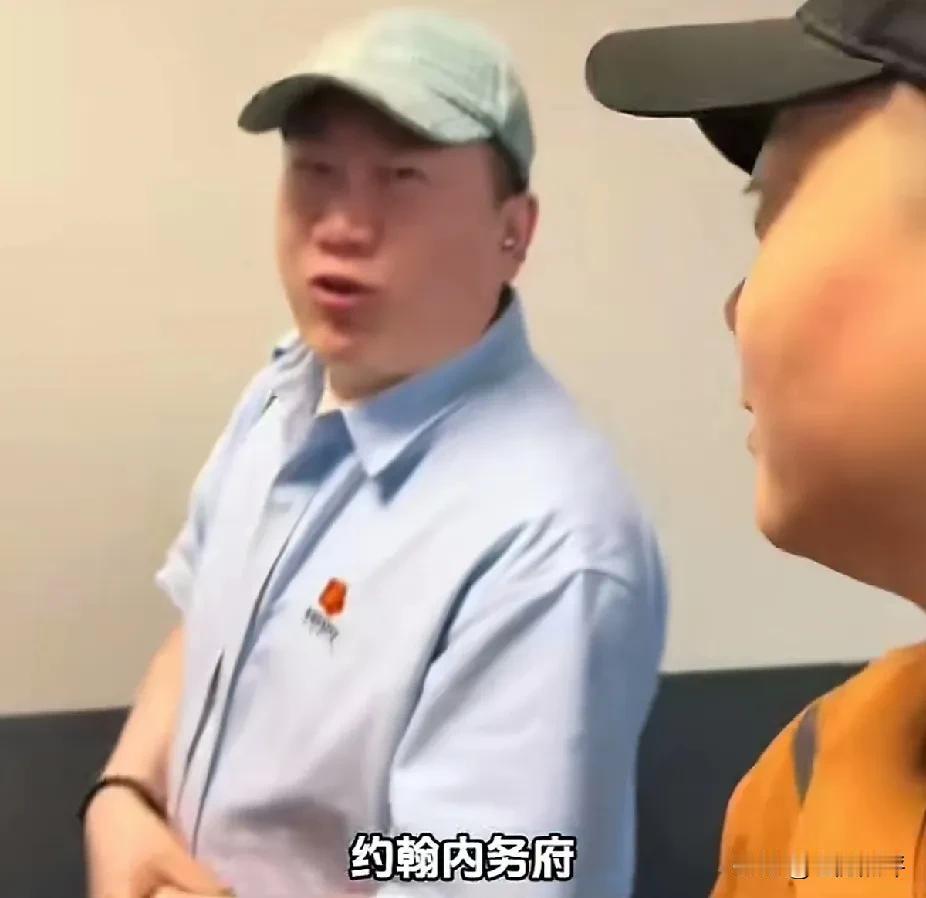 张鹤伦又拋梗了，把约翰内斯堡说成约翰内务府，把栾云平都逗乐了！

小白，你长点心