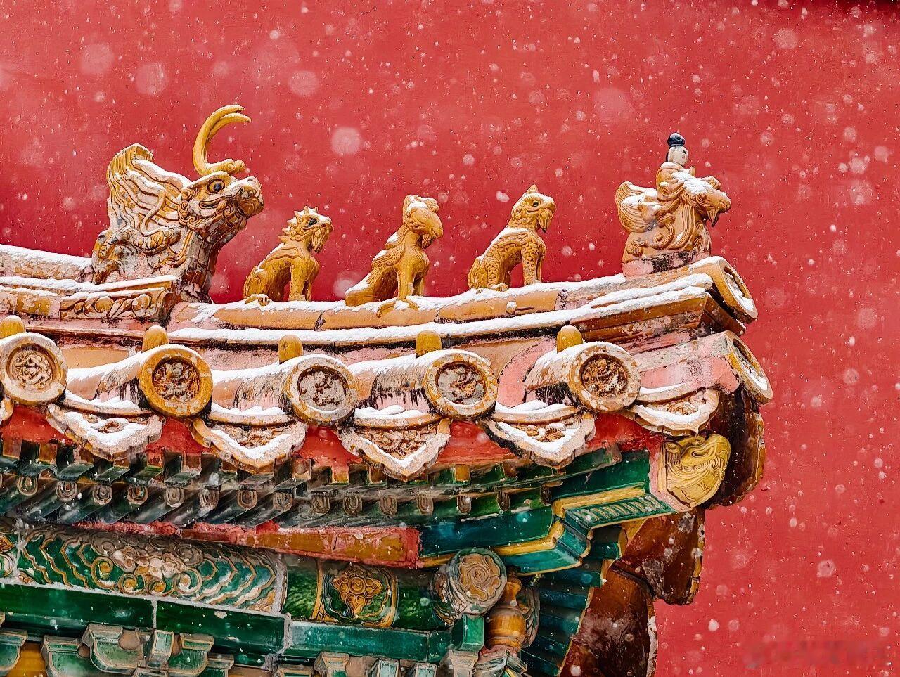2025初雪落中轴，银白轻覆朱垣。雪抚琉璃，檐角垂玉，飞鸟衔走一片寂静。红墙托起