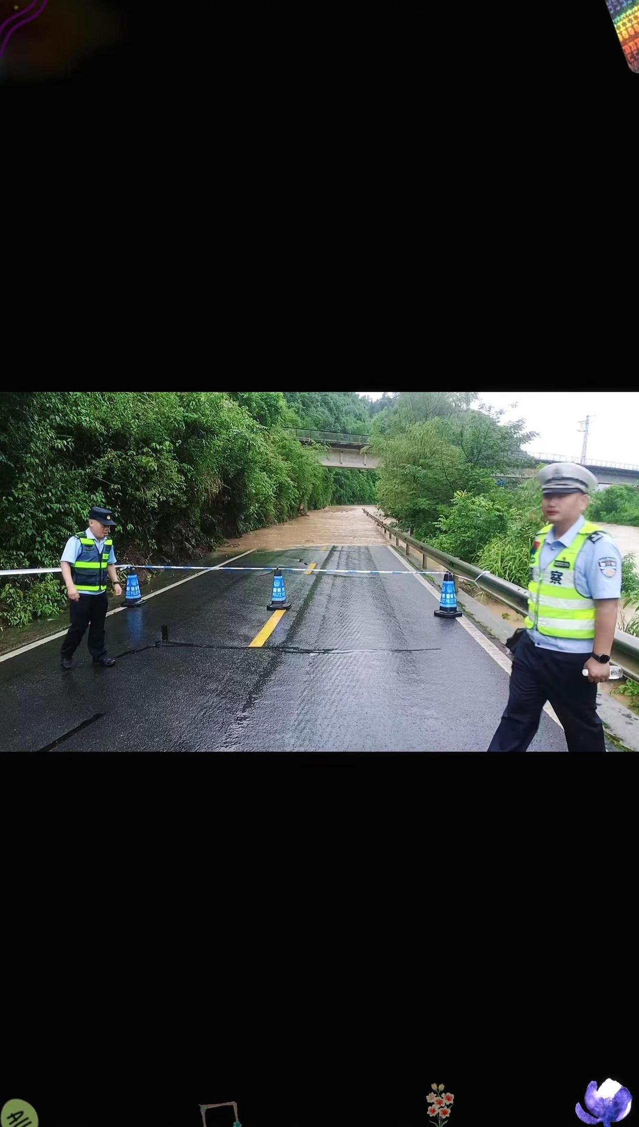 暴雨水位猛涨至兰桥境内一路段被水淹没，6月7日上午11时己临时交通管制，驾车前往