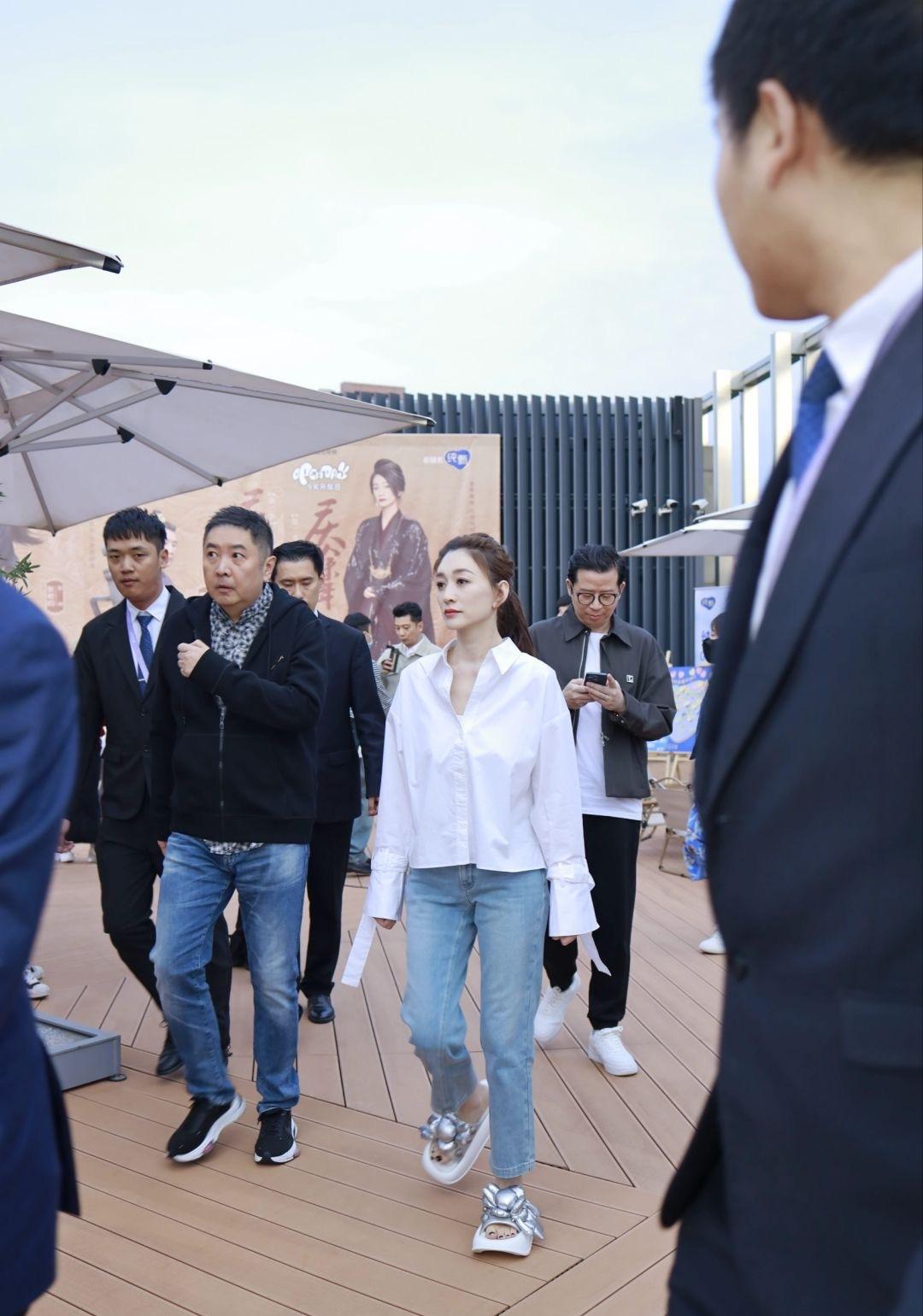 在上海偶然遇见李小冉，真乃视觉盛宴！她皮肤如雪，美艳动人。有人嫌弃她普通，真是无