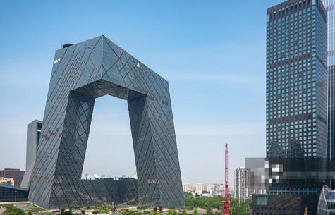 央视大楼，被俗称“大裤衩”，多年以后，央视大楼的洋人设计师“库哈斯”在国外媒体的