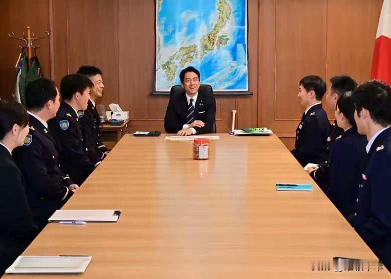 “官二代”小泉进次郎在日本防卫省主持会议！