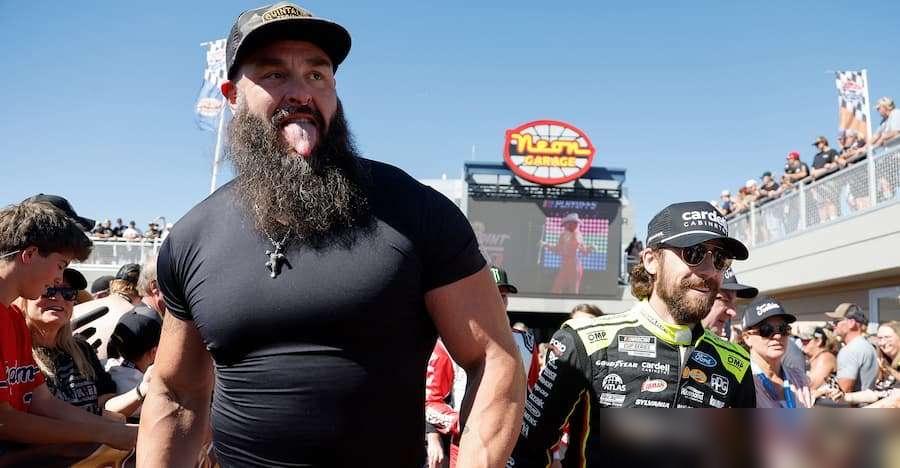 Raw上，新人费米直接撂倒莱斯纳，还接了对方摔角狂热42的挑战，现在风头正盛，被