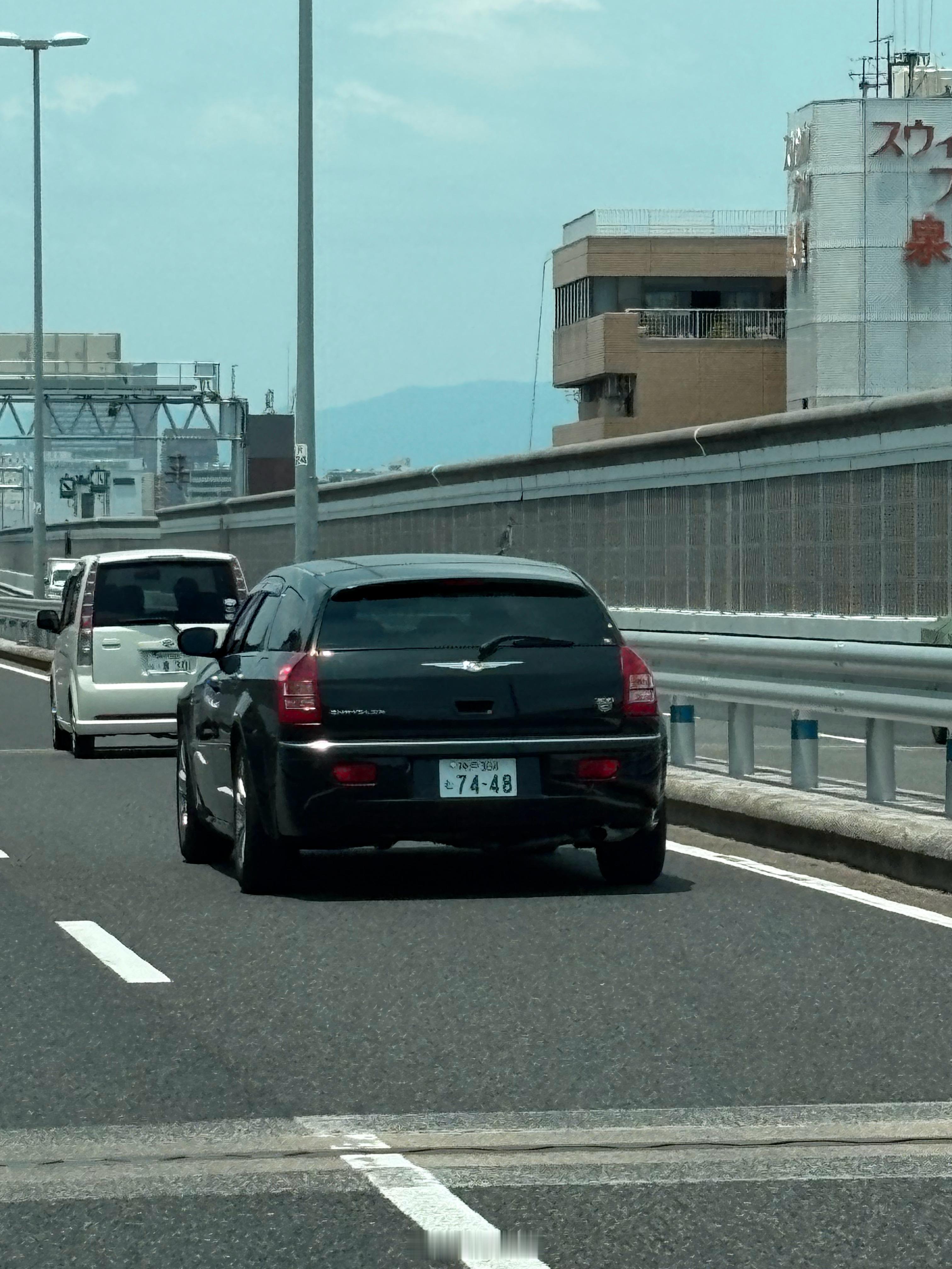 在日本看到的克莱斯勒300C旅行版！？我怎么也没想到这车还有个wagon，还挺好