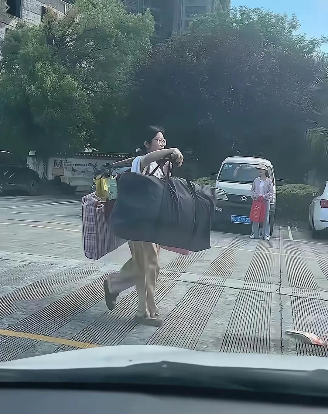 高考刚结束
这姑娘独自挑着行李回家
没有鲜花没有陪伴
有的是自信  独立和坚定