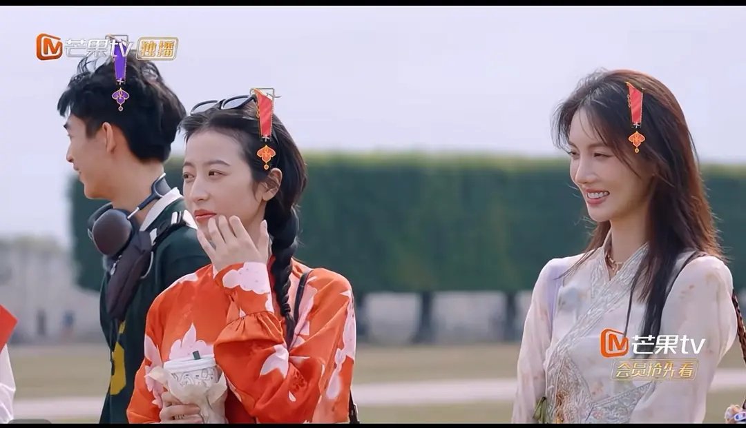 金晨笑起来真的好僵啊 ​​​