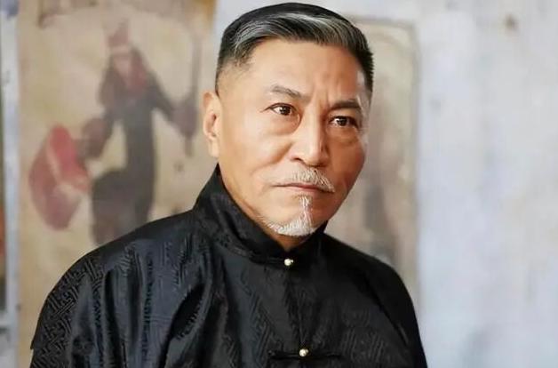 突传噩耗！老戏骨牛犇儿子王侃去世，91岁父亲医院送别照片曝光，白发人送黑发人令人