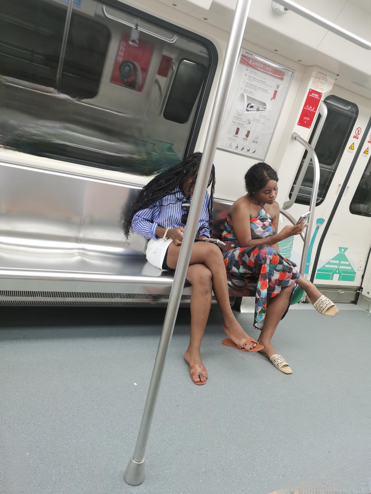 如果不考虑肤色、体型和身上浓厚的味道，这个非洲妞还是可以的，脸型看着还可以，就是