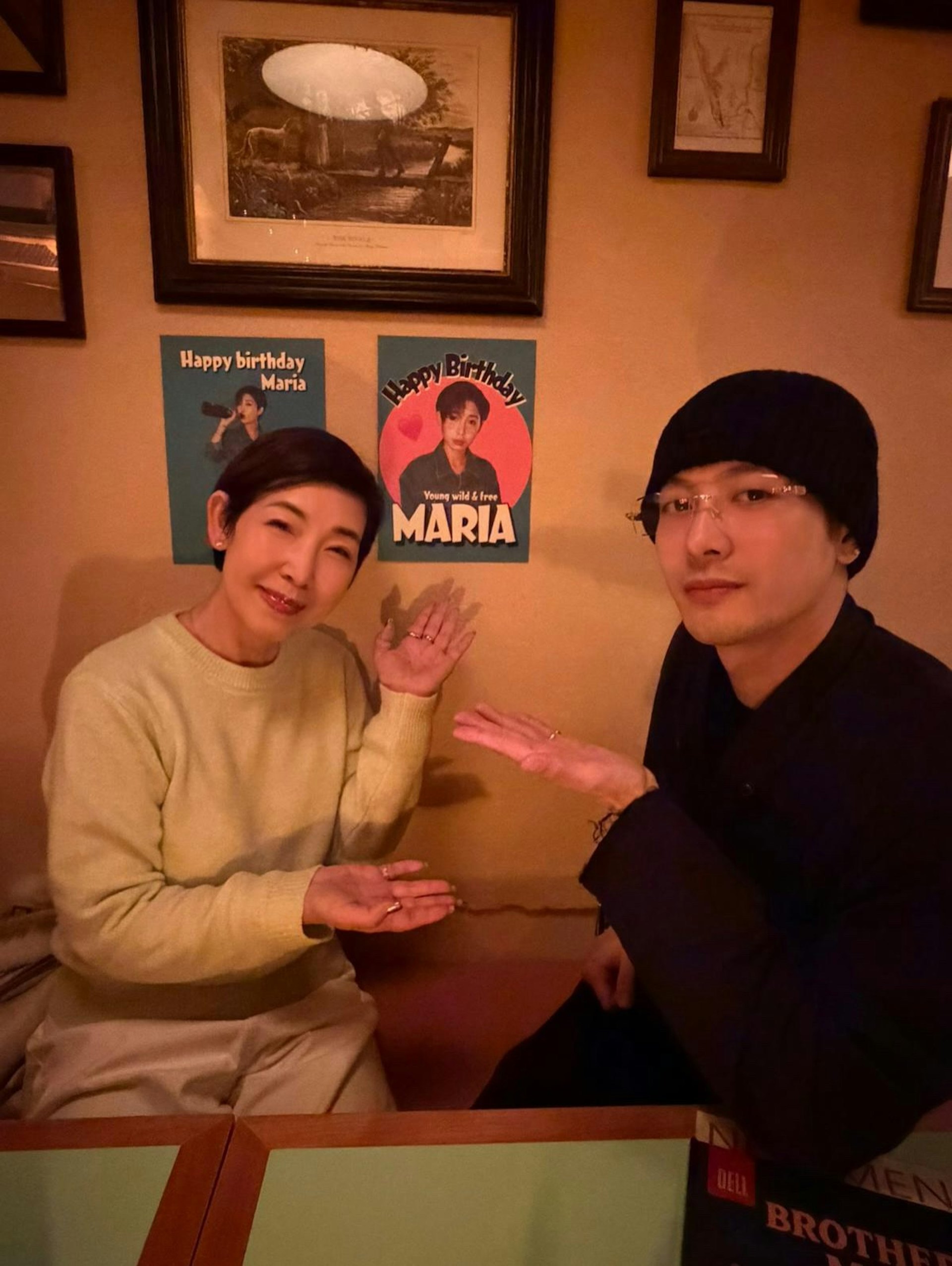 王嘉尔为黎芷珊庆生。 