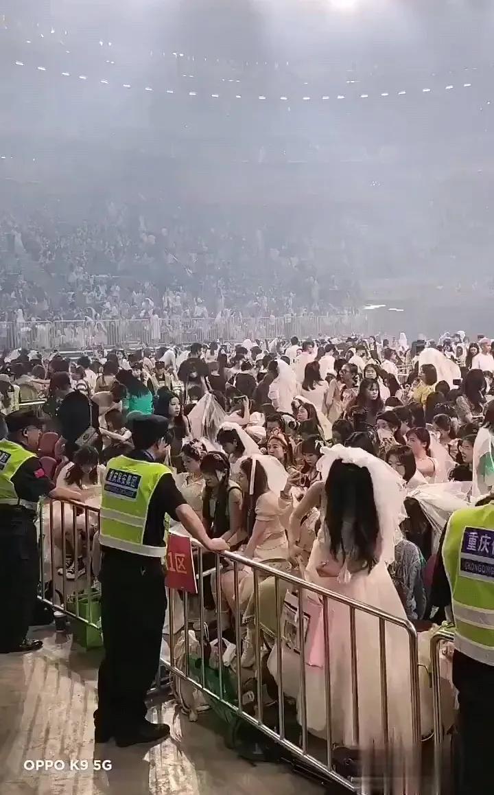 这是咋了，为啥体育馆里有辣么多女孩纸穿婚纱？

原来是歌手王源的狂欢巡演来到了重