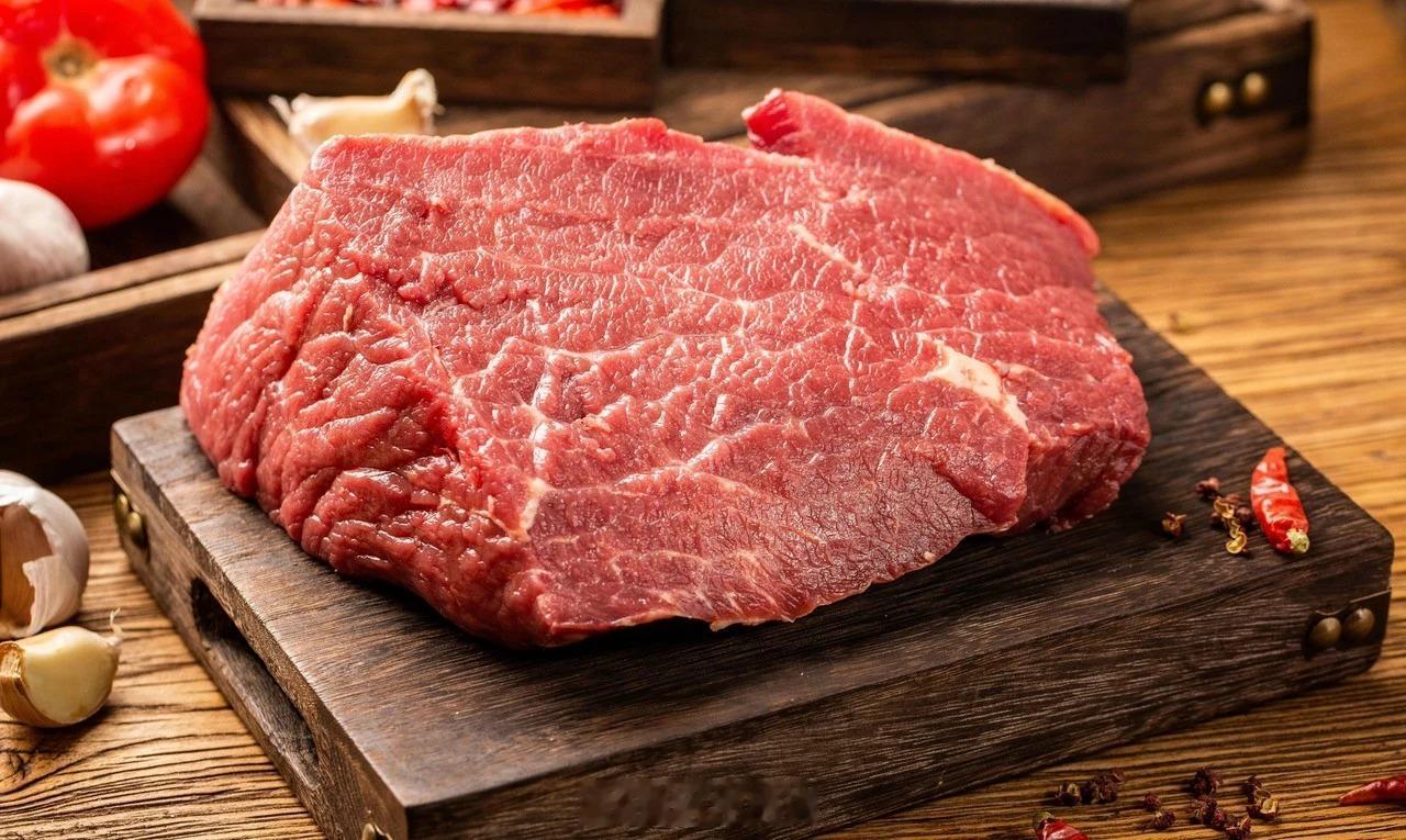 微博辟谣【吃红肉会致癌？】这种说法过于绝对。网上有流言称吃红肉致癌，这其实是过分