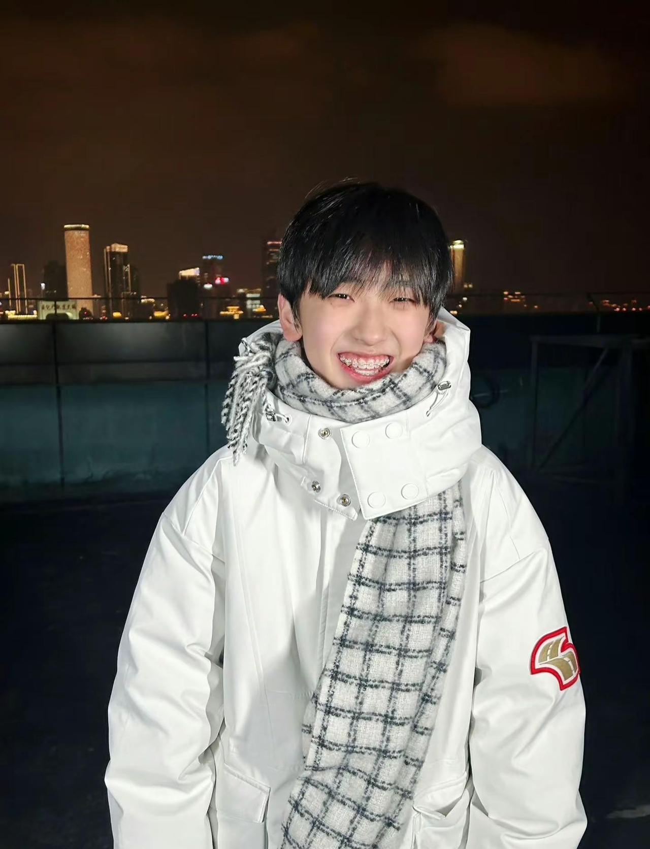 我遇到一个男孩 他高高瘦瘦 很可爱 他优点很多 他温柔聪明善良不服输 可他总是内
