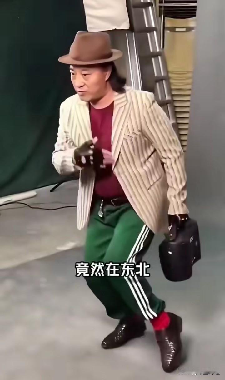 人不可貌相，海水不可斗量啊！

尽管看他其貌不扬，穿着普通，甚至走路都有一点一点