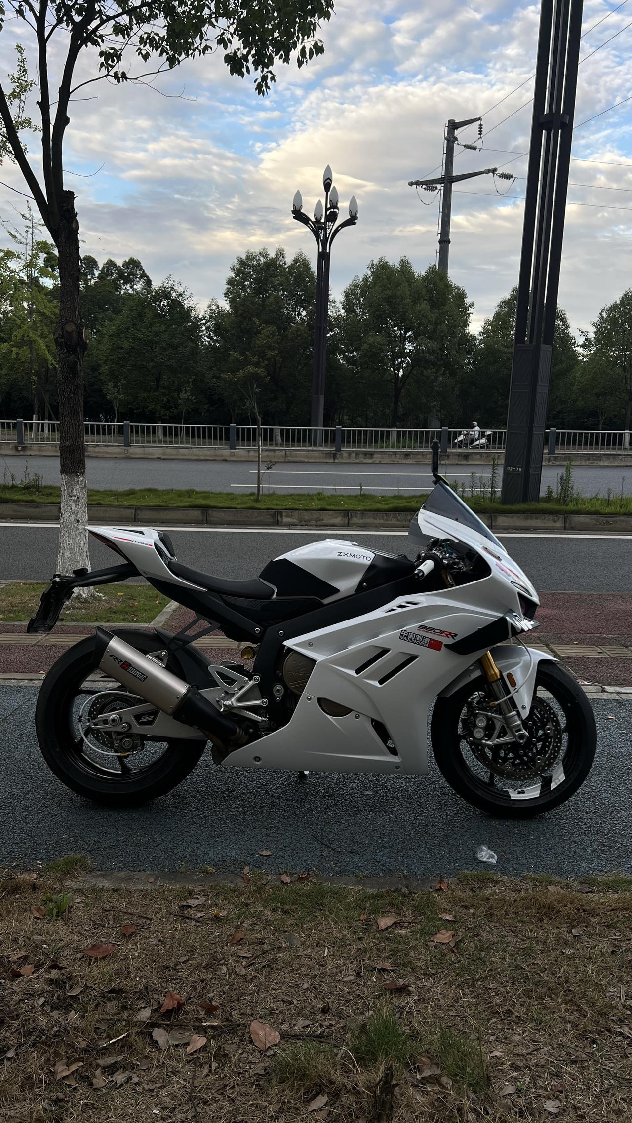 张雪820rr 骑行即热爱 玩车的意义就是取悦自己 仿赛跑车 自由机车