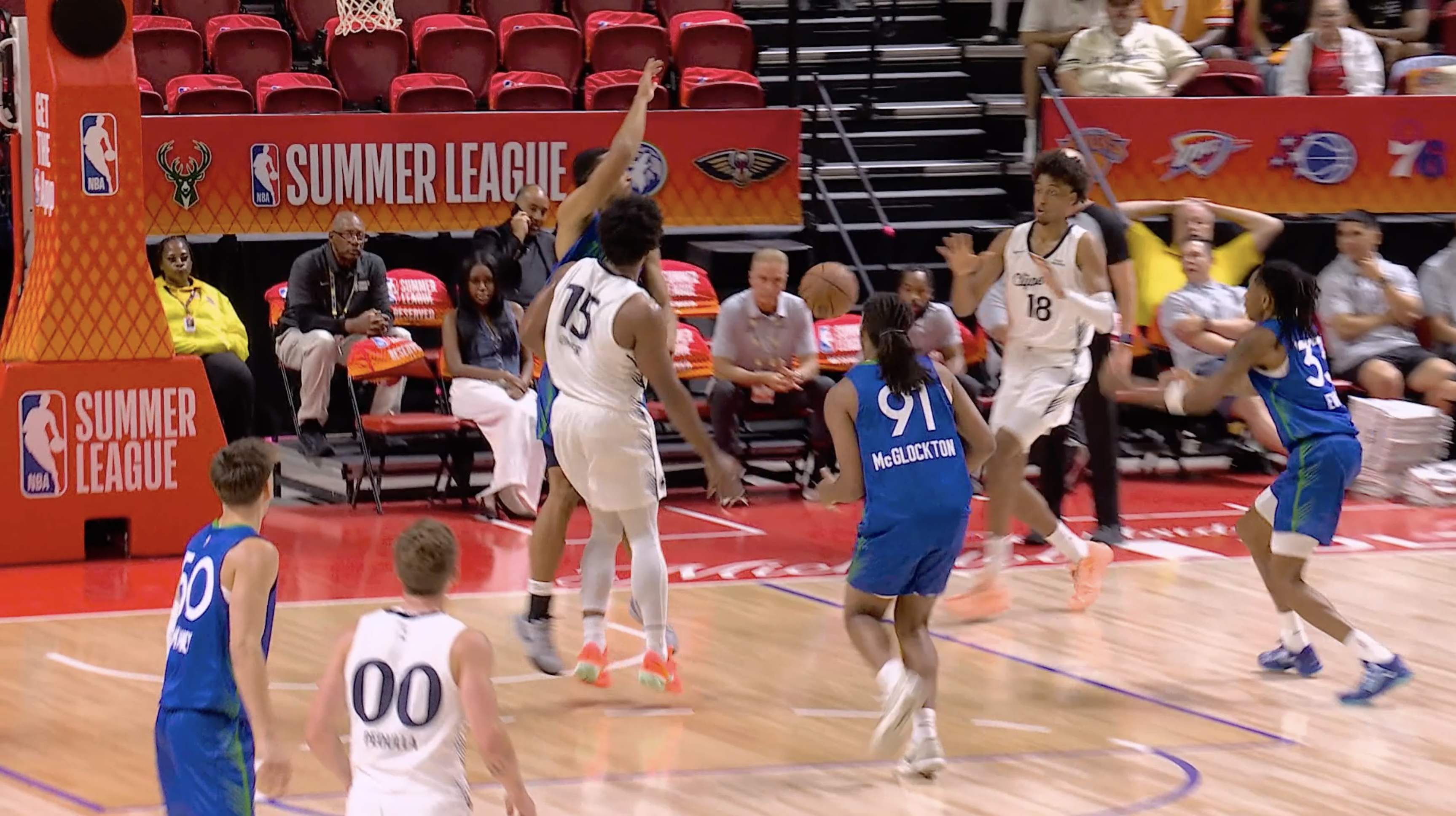 欧米尔妙传巴巴双手暴扣💪NBA夏季联赛