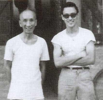 叶问后半生辗转到香港，与上海女子携手生活，广东妻子却十年苦等待丈夫归来，这段经历