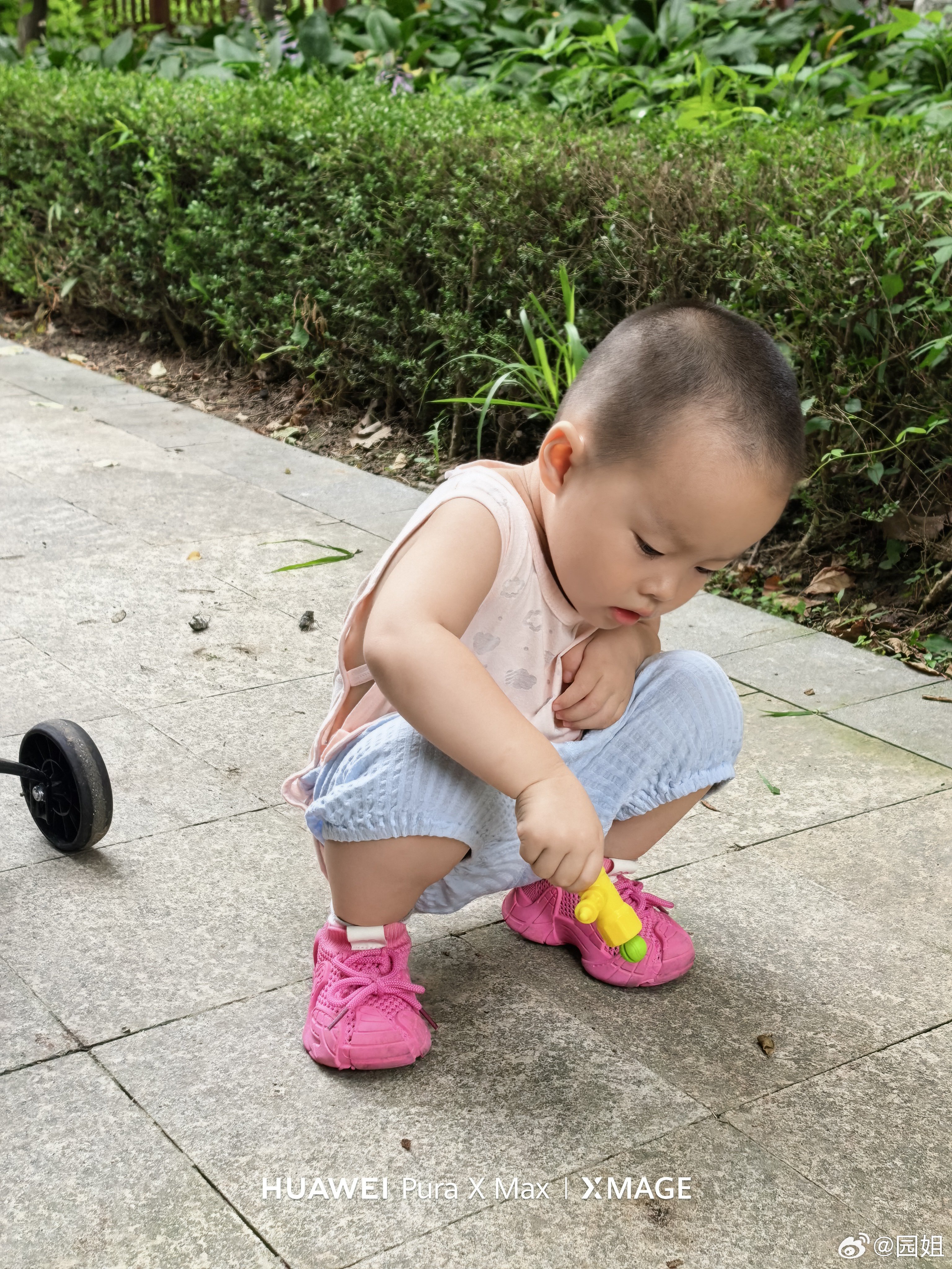 周末带娃，今天早上找出来一个小玩具，自己在楼下玩一早上了