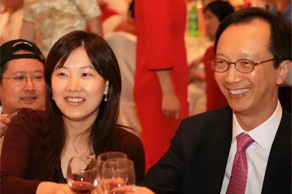伏明霞是真退役，也不出来参加什么活动也不代言，真的过得很富足悠闲。以前她刚生女儿
