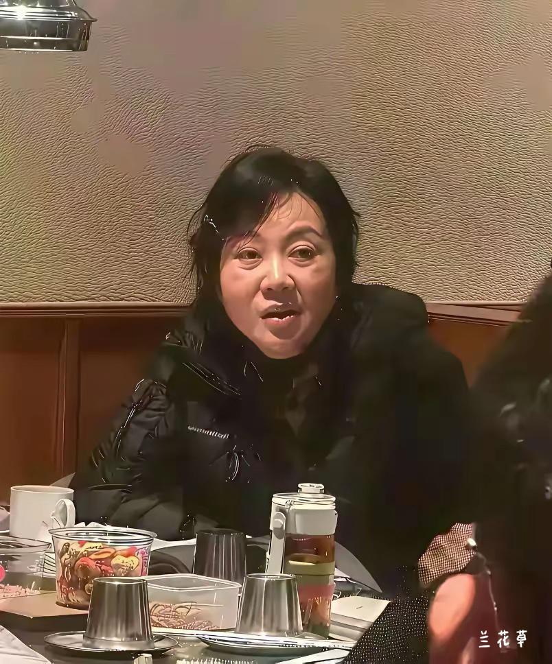 闫妮的现状，有点皱纹，有点老态。
不说名字，你能看出来这是闫妮吗？
闫妮，197