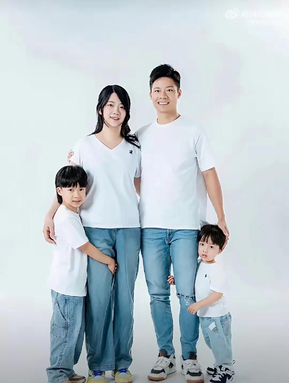 苏炳添36岁已是人生赢家：事业家庭双丰收。他不仅拥有贤惠的妻子和三个可爱的孩子，