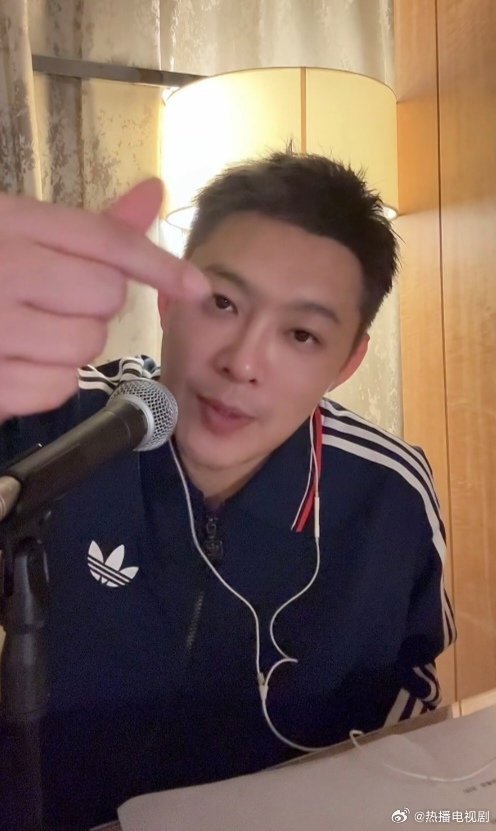 老舅深夜直播走心了🥢👋《舅陪你听歌》直播爆料十足，老舅回忆《低智商犯罪》拍摄