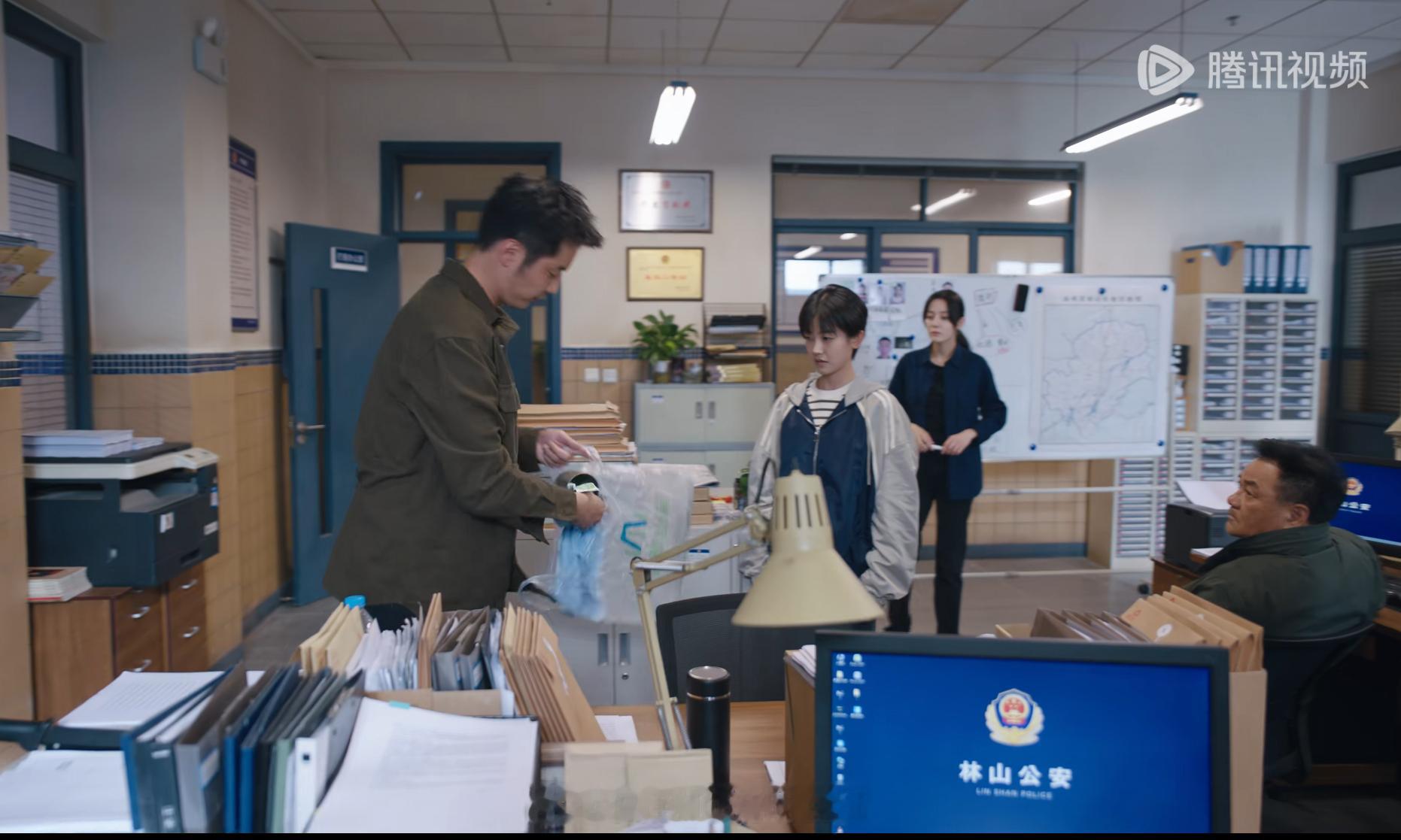 《利剑玫瑰》是我看过的第一部离职用塑料袋装物品的剧，看过了无数用纸箱📦打包的，