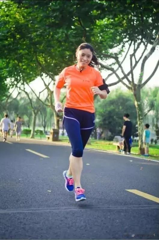 每天跑10公里，这对我来说，想想都觉得累！我之前试过连续几天跑5公里，那感觉，第