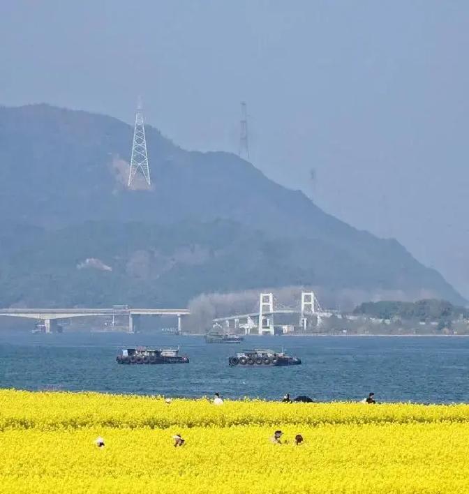 工资刚到手，大多数人先还贷还卡再消费，月底剩百来块才勉强存点，2025年居民人均