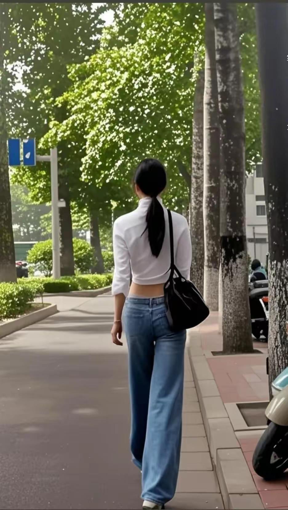 都市街头漫步，简约风穿搭，随性自然。