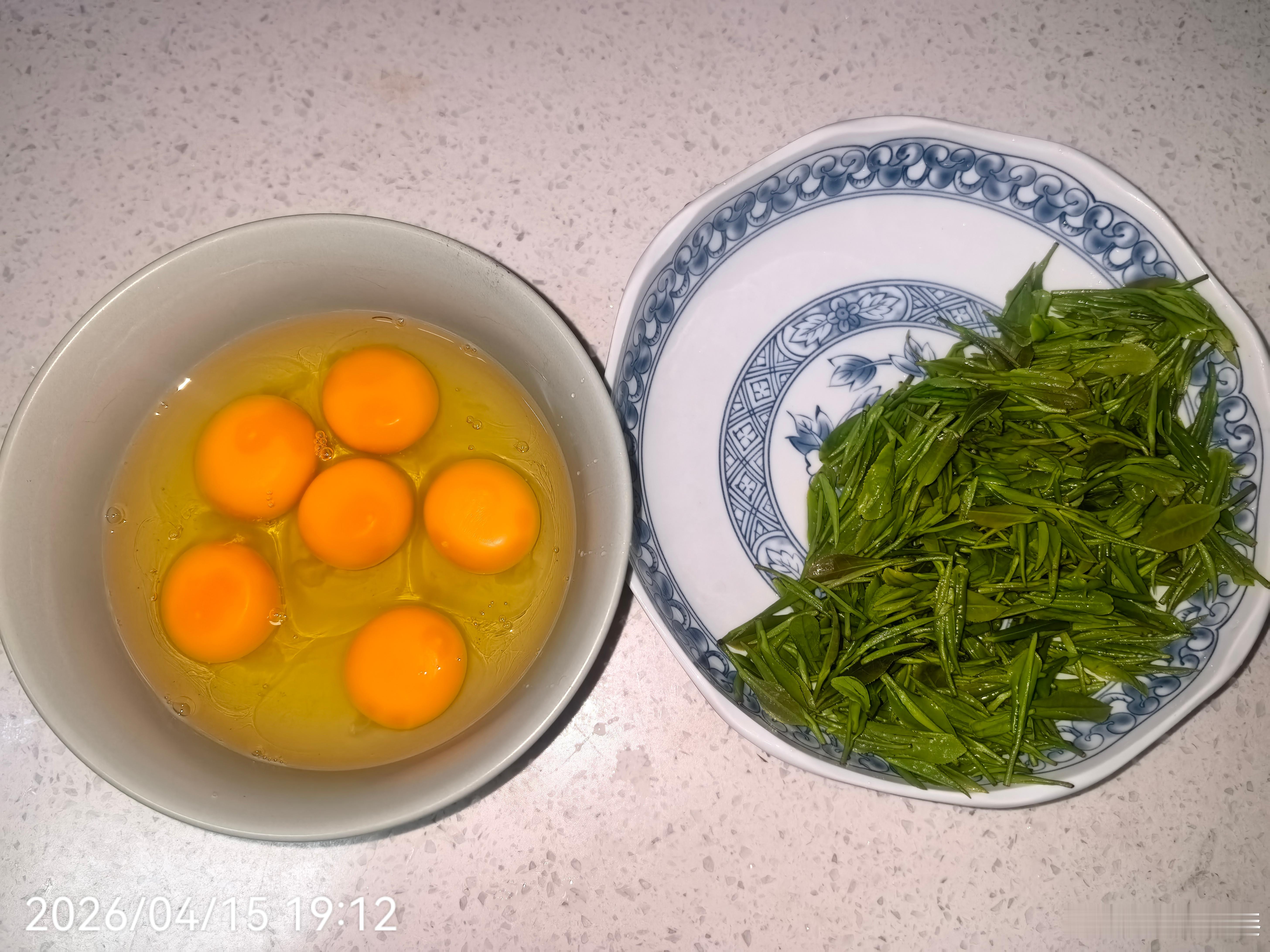 每日一餐分享今日份好菜——茶叶炒鸡蛋。配料：信阳浉河区文新茶村信阳毛尖同款原材料