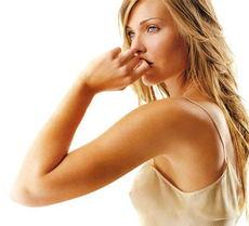 在健康的两性关系中，无论是男性还是女性，主动表达好感、传递善意都是正常的情感流露