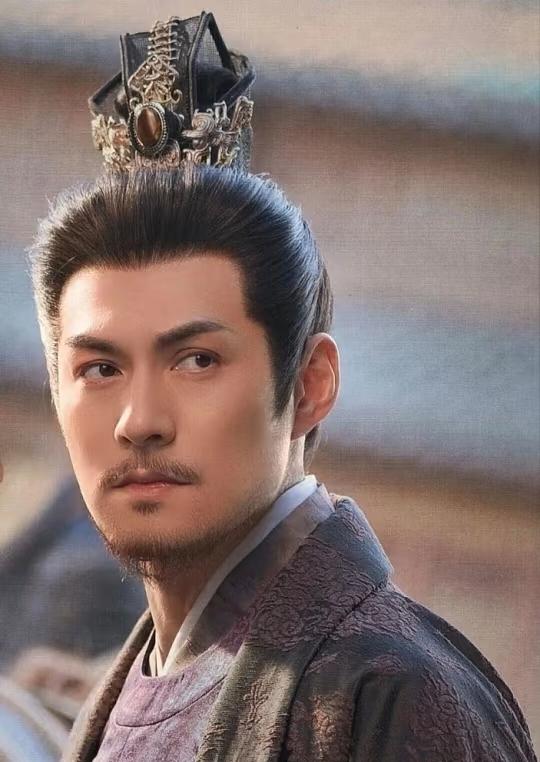 虽然长得很帅，
但严屹宽看面相就不是一个好人！
刚刚出场的时候，
走路带风、全场