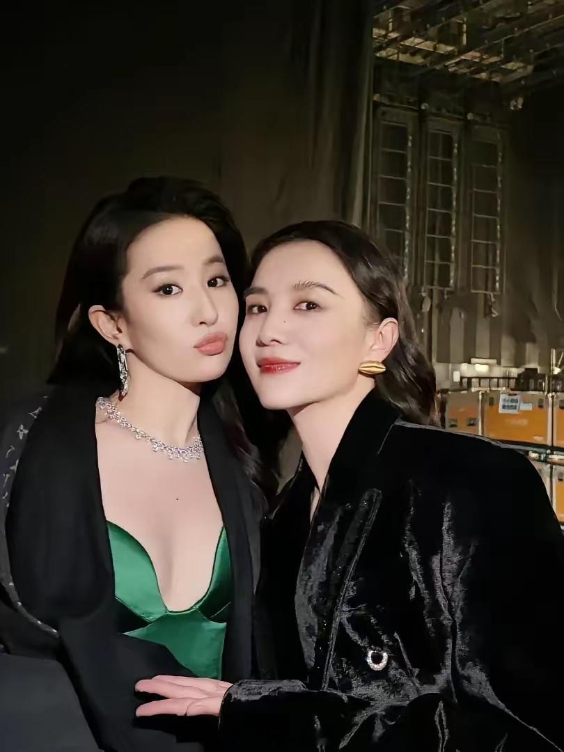 宋佳和刘亦菲合影了，两位魅力与实力并存的大美女太好看了！ ​​​