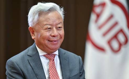 印度这次算是彻底没戏了！就在几天前，亚投行那把交椅终于换人了，可坐上去的压根不是