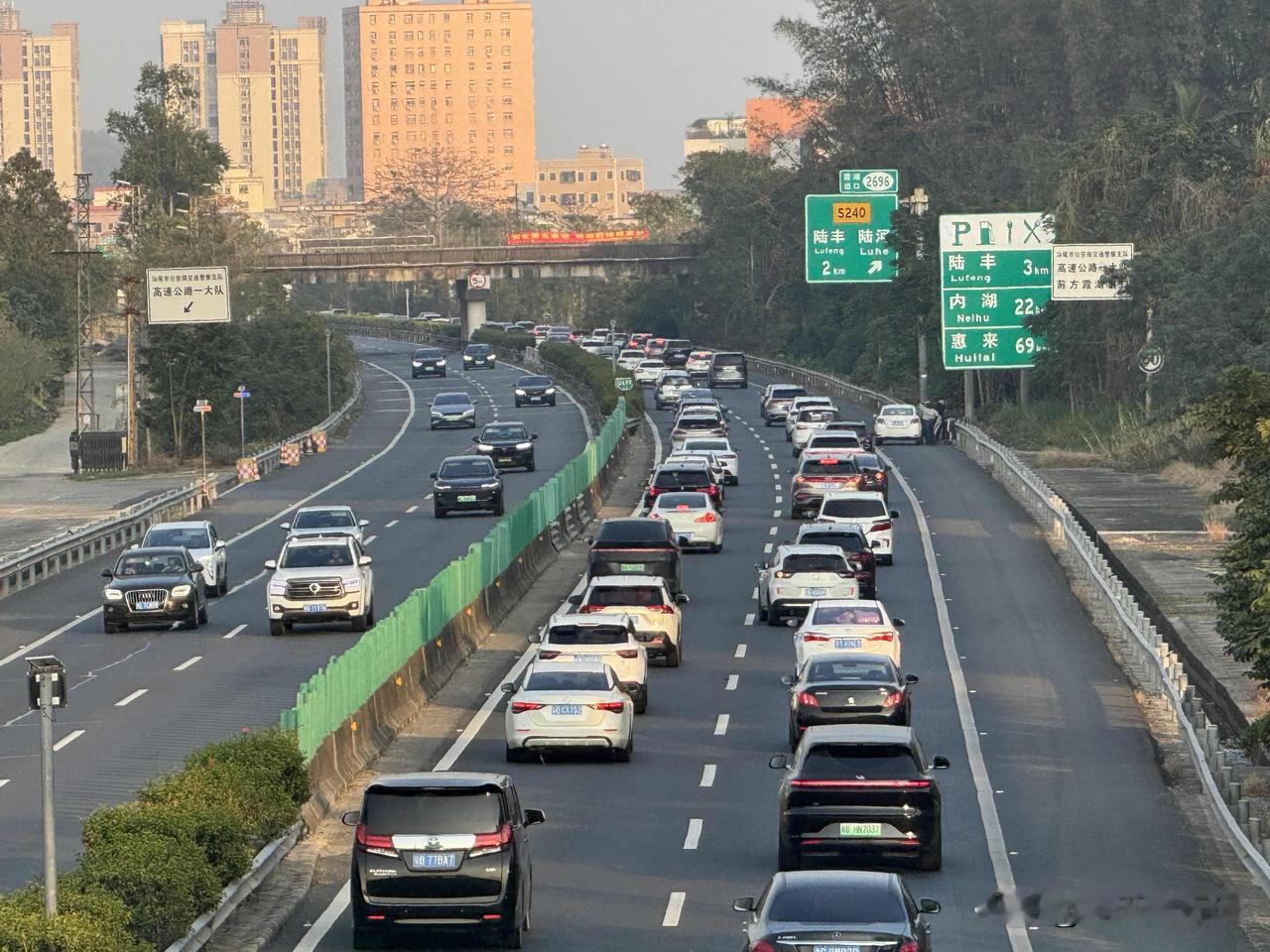 2026新年前，广东这个不起眼的小县城，平时的高速公路门可罗雀，今天，居然也堵车