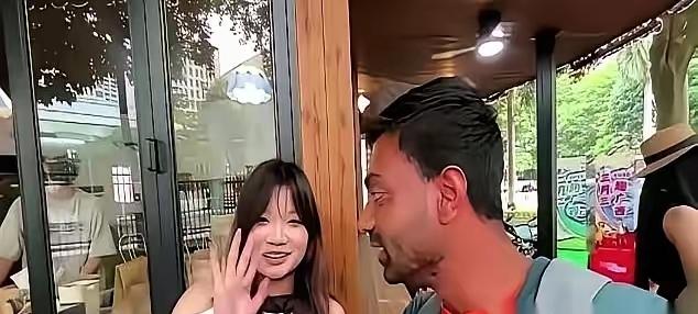 人到了中年再看詹婷婷这桩跨国恋闹剧，
最大的“清醒”，
是居然还有人笃信，
不谈
