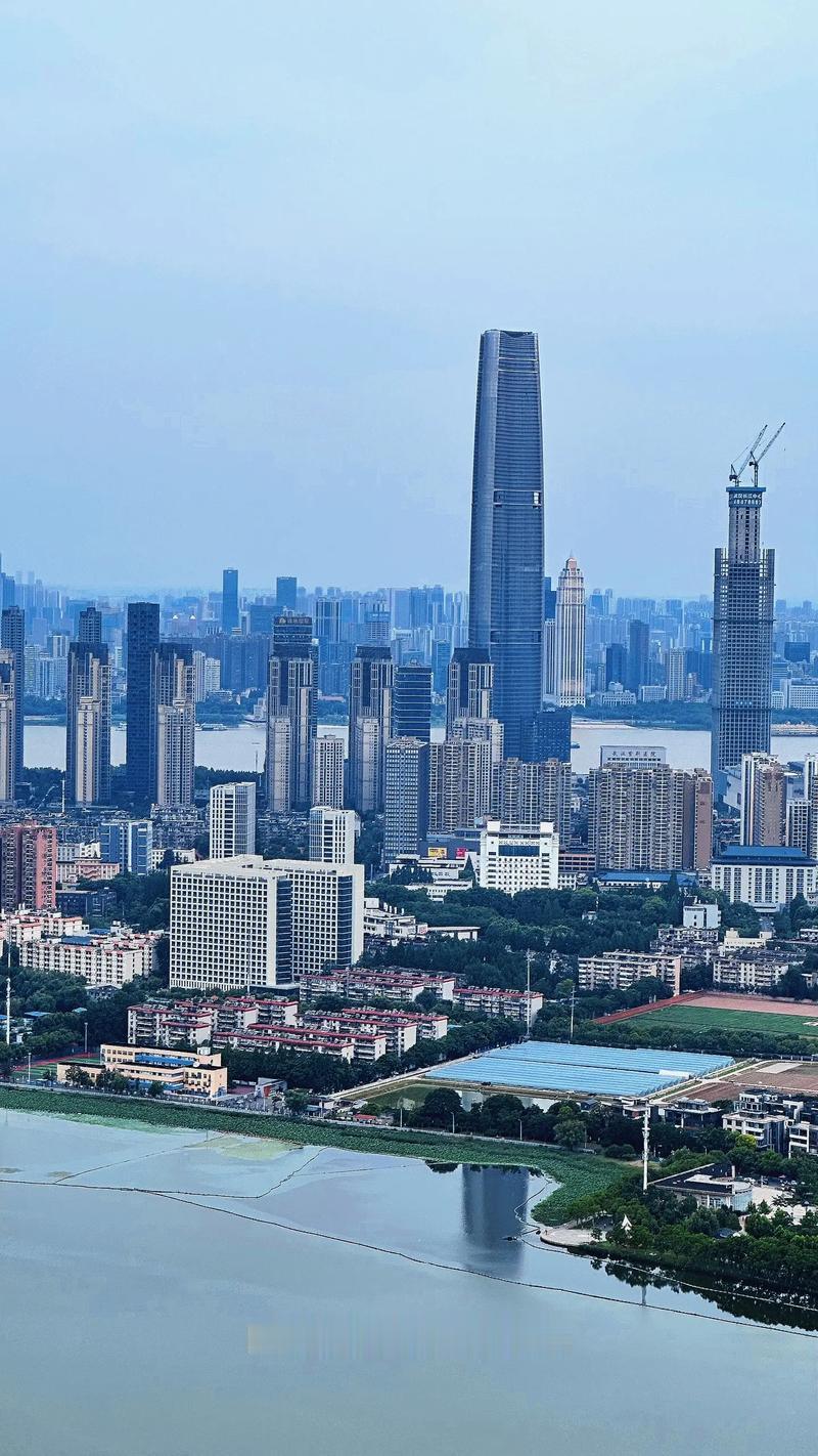 武汉真的太有潜力了！曾经它陷入发展瓶颈，传统产业增速慢、楼市分化、大学生留汉压力