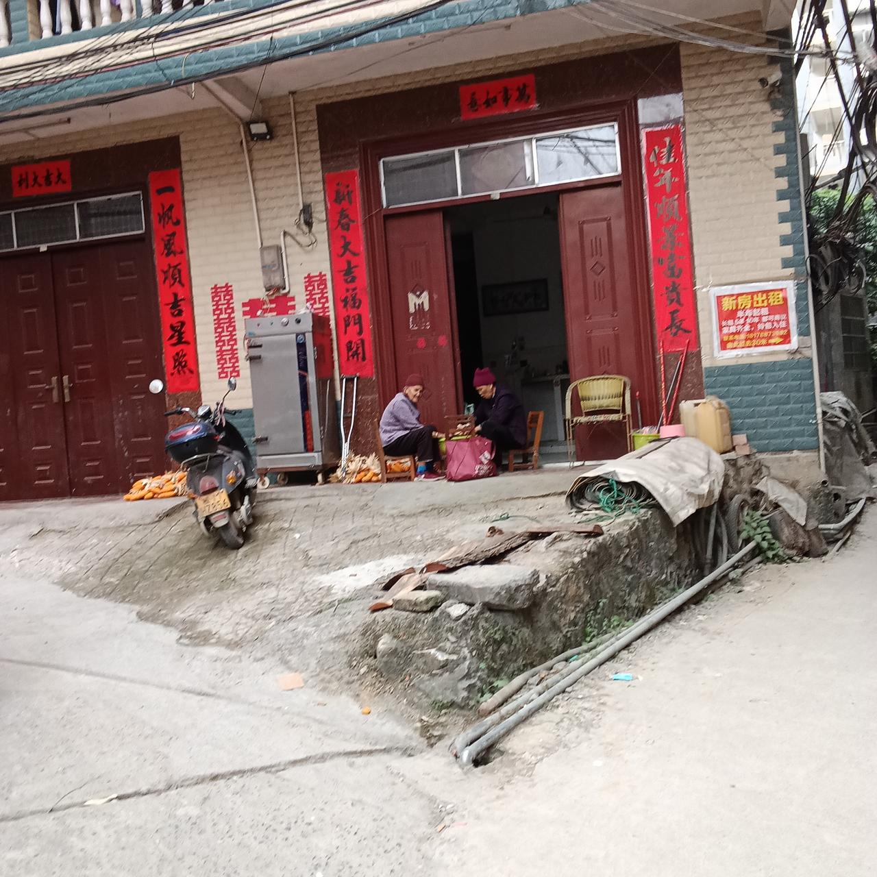 巴马的长寿老人是
一个家族的镇宅之宝

我住在广西壮族自治区巴马贾篆镇坡月街上已