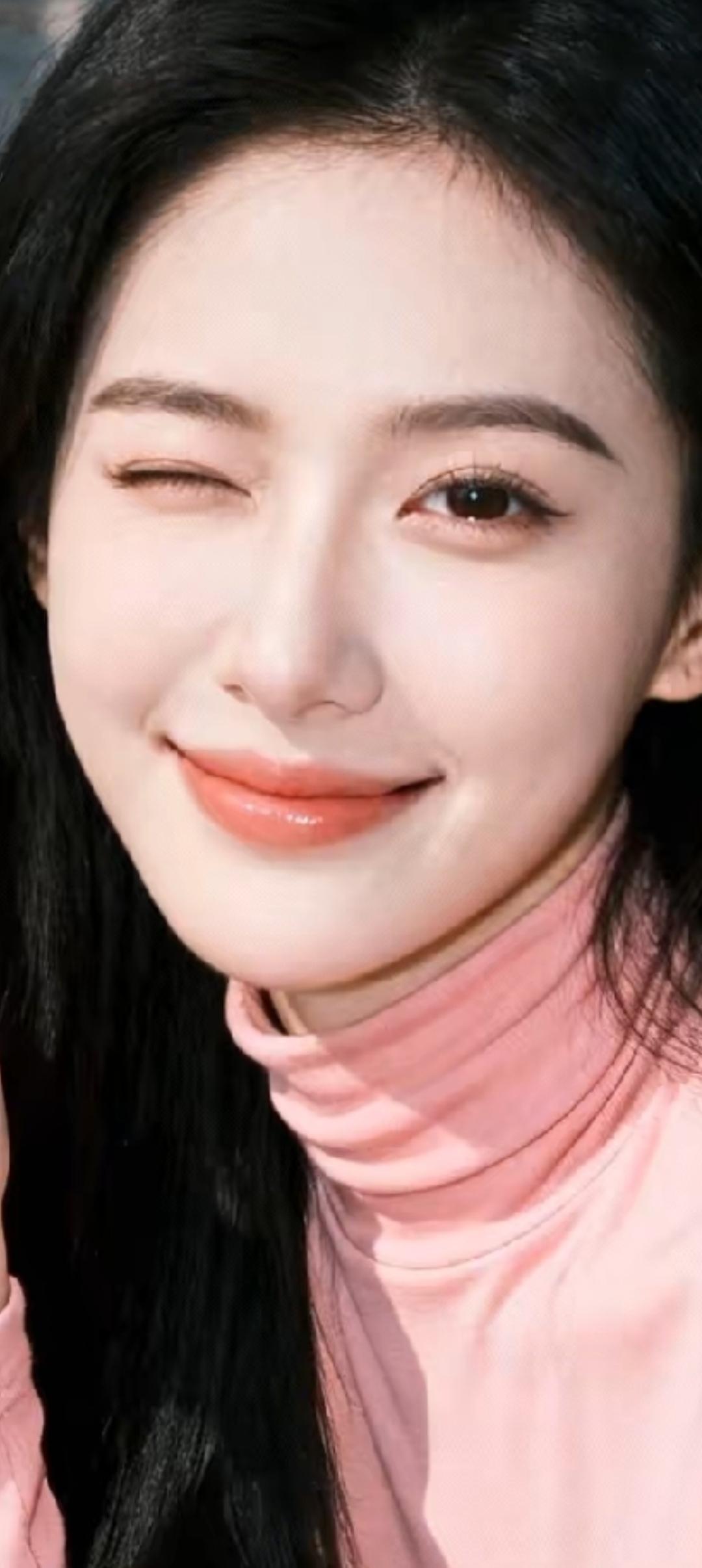甜美笑容，粉色毛衣，元气满满的一天！😊✨