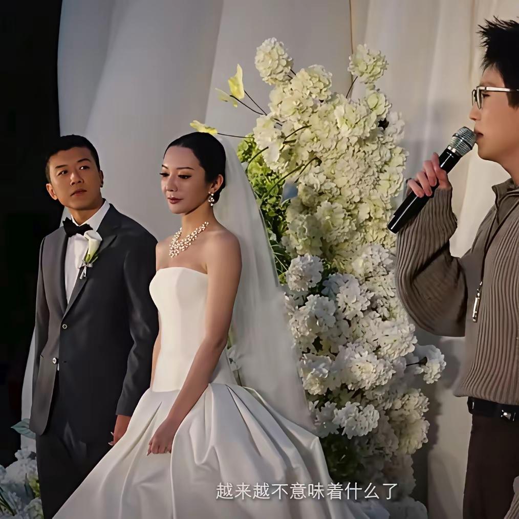 那对新郎新娘出面为毛不易发声了。
 
新娘在评论区回应，非常感谢毛不易的祝福，说