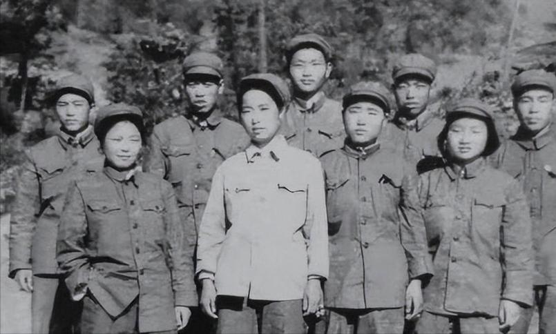 1951年，美军在朝鲜战场上俘虏一个瘦小志愿军，扒开衣服后全营震惊，当这个16岁