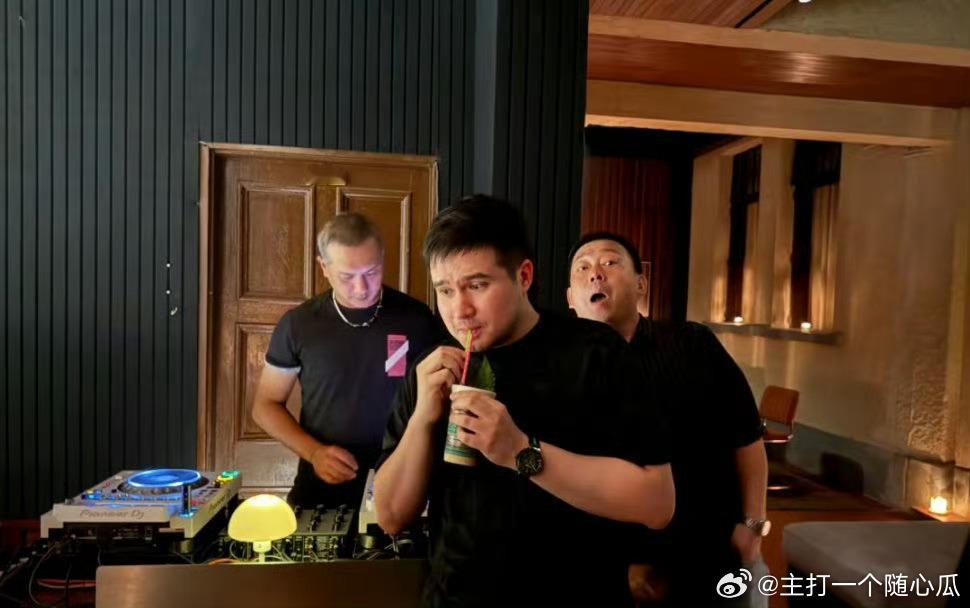 好家伙还有不少照片呢！藏海传赞爆今夏，把藏海大人放出来！肖战在郑晓龙头上比耶 ​