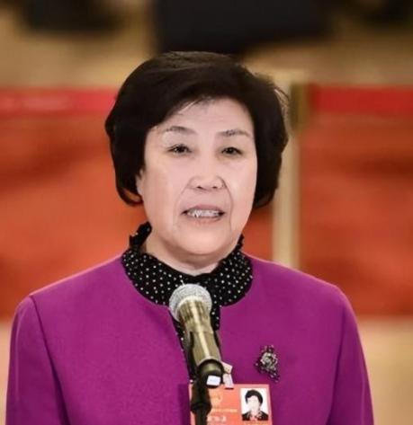 1980年，33岁的郭凤莲被叫进大寨党支部办公室。上级来人念了一份调令：免去大寨
