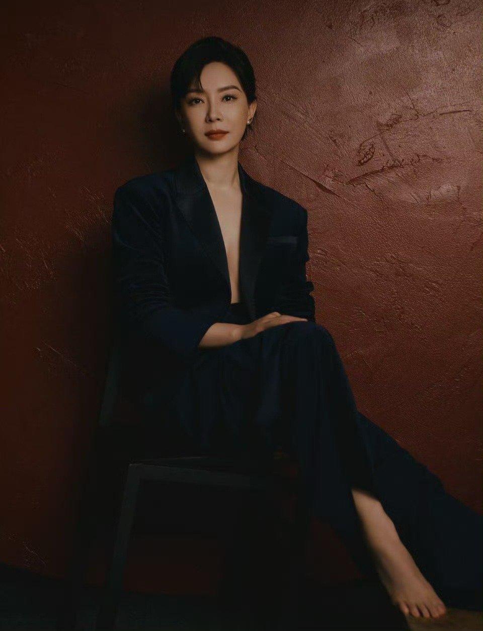 #陈数真空西装好飒#陈数姐姐这个造型一下就让我深深地沦陷了，这御姐的气质挡不住了