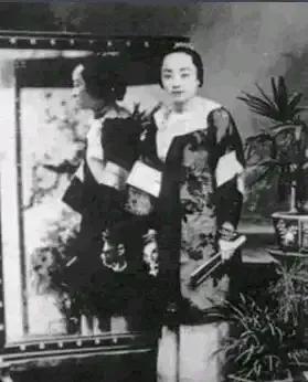1900年，几个德国士兵闯进了北京一家妓院，就在他们要玷污一个妓女时，对方却用德